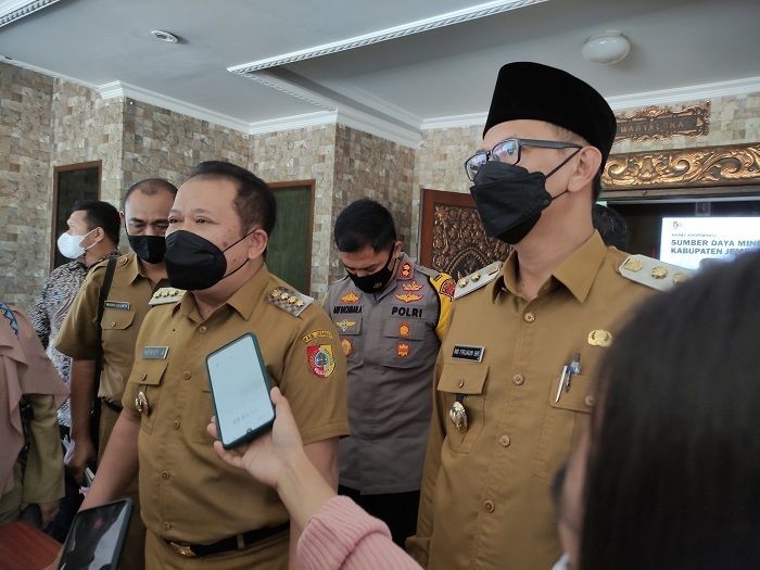 Bupati Jember Janji Bantu Pengurusan Izin Tambang