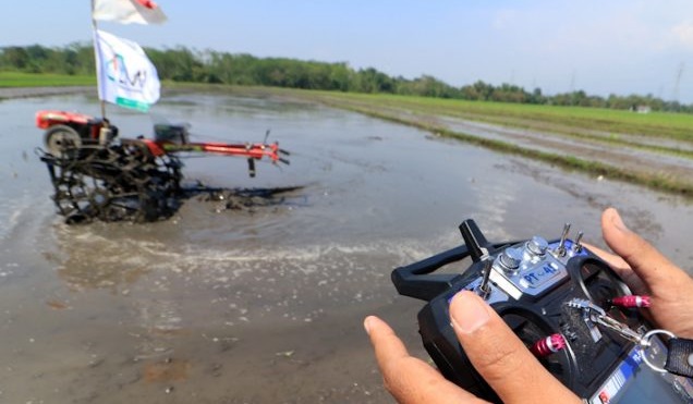 Traktor Kendali Remote Ciptaan Petani Pasuruan Inovatif