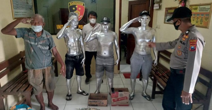 Ganggu Ketertiban, 4 Manusia Silver di Lamongan Diamankan