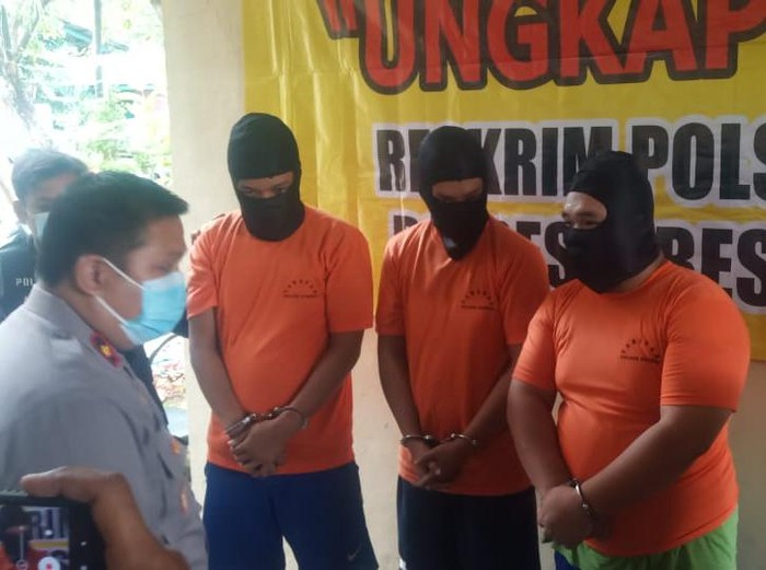 Perempuan Terapis Pijat di Surabaya Diperkosa Pelangganya, Suaminya Menunggu di Luar