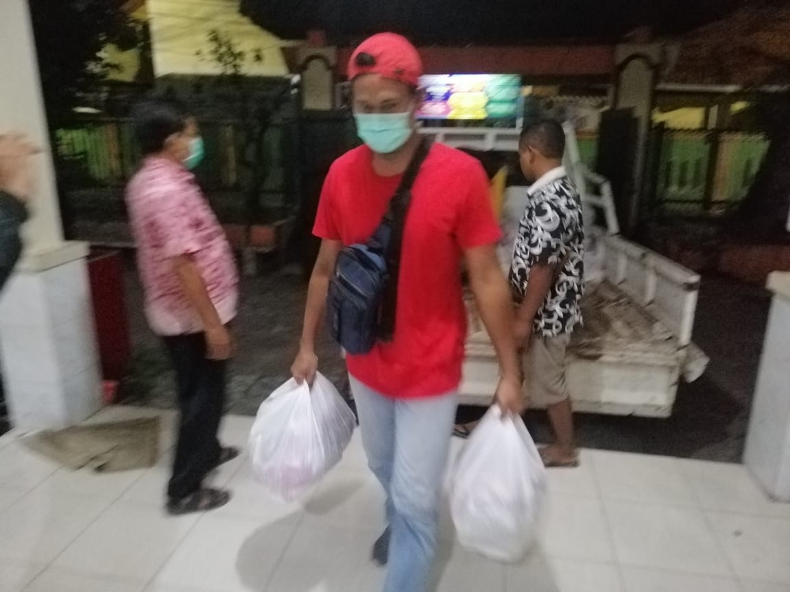 Pastikan Bantuan Sampai ke Masyarakat, Anggota Dewan Surabaya Ikut Awasi Penyaluran di Bawah