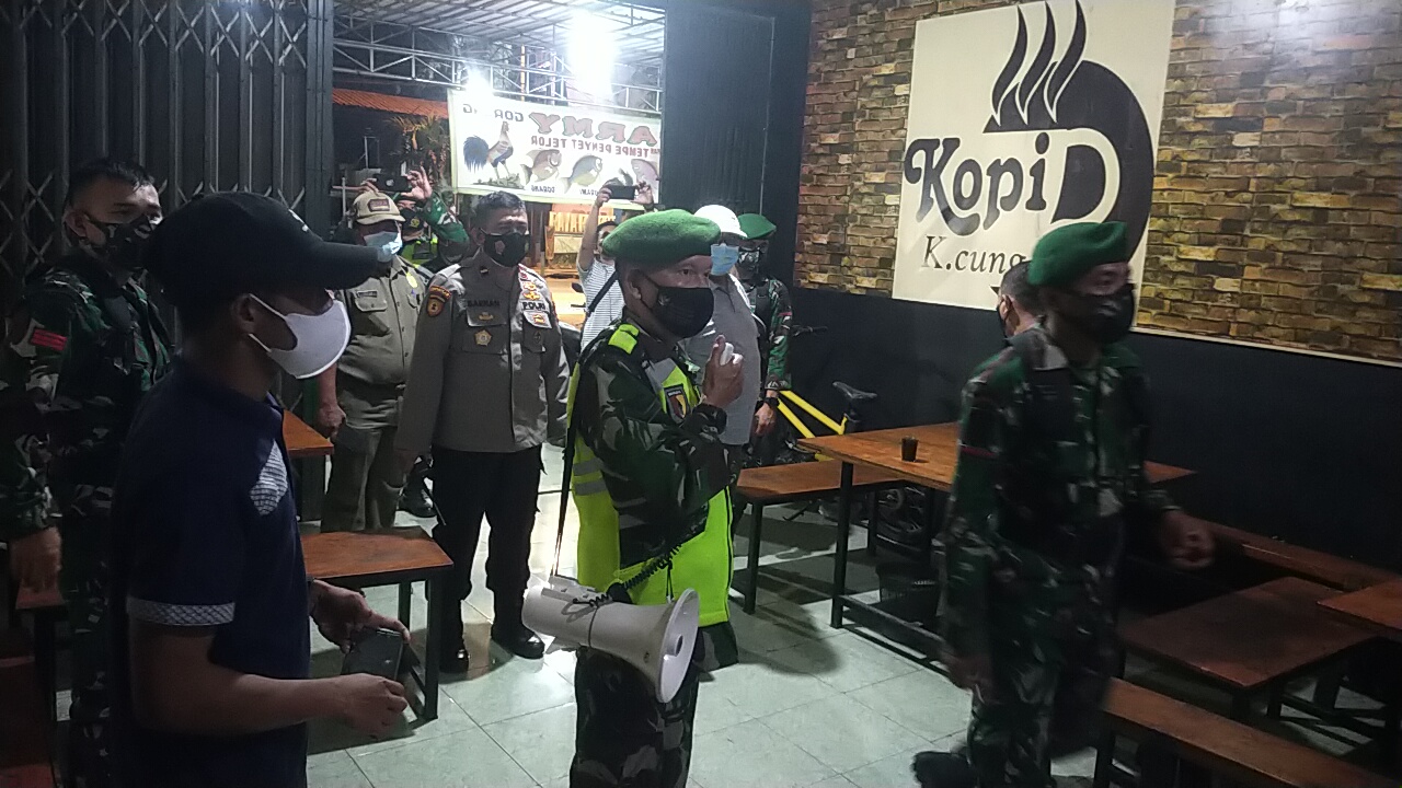 Malam Pertama PPKM Darurat di Gresik, TNI-Polri Bubarkan Kerumunan