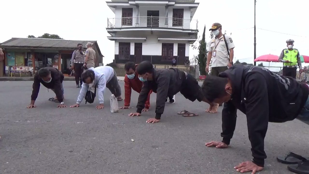 Nongkrong Saat PPKM Darurat Puluhan Anak Muda di Magetan Dihukum Push Up