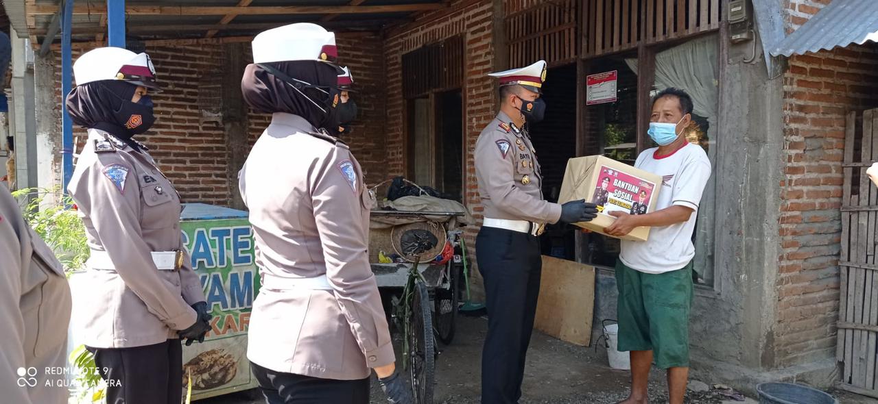 Satlantas Polres Tulungagung Bagikan Ratusan Paket Sembako