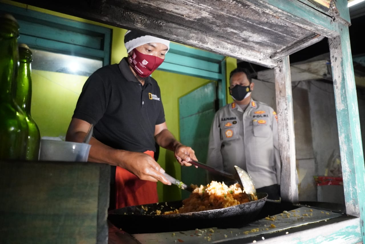 Polisi di Bojonegoro Datangi Pedagang Nasi Goreng, Kapolres Borong Dagangannya