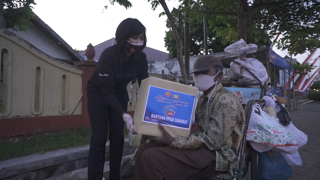 Terdampak Pandemi, 'Polisi Cepek' dan Tukang Becak di Tulungagung Dibantu Paket Sembako