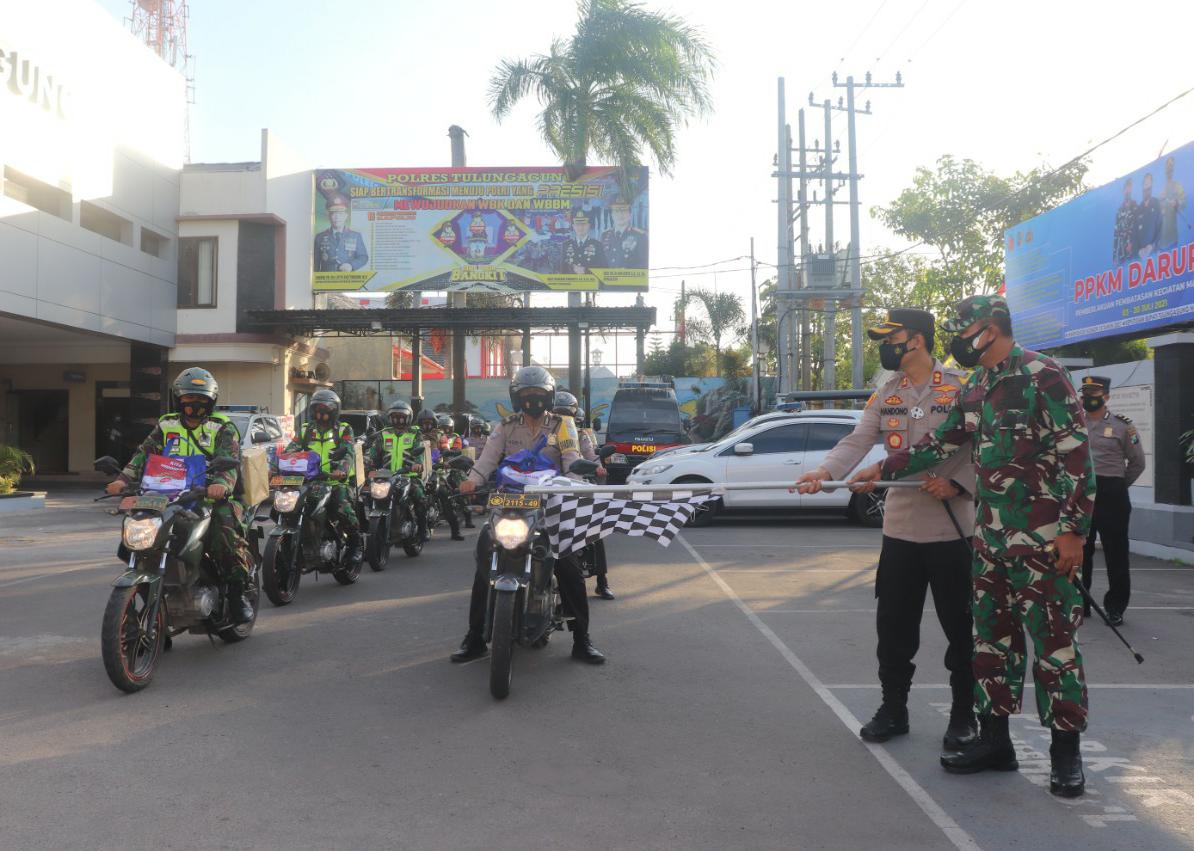 Polri dan TNI Salurkan Sembako Untuk Masyarakat di Masa Pandemi