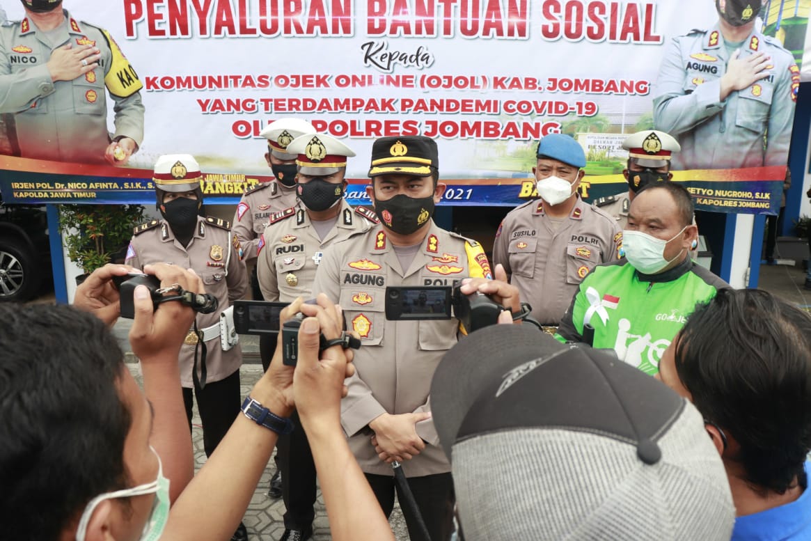 Kapolres Jombang Salurkan Bansos Kepada Komunitas Ojek Online