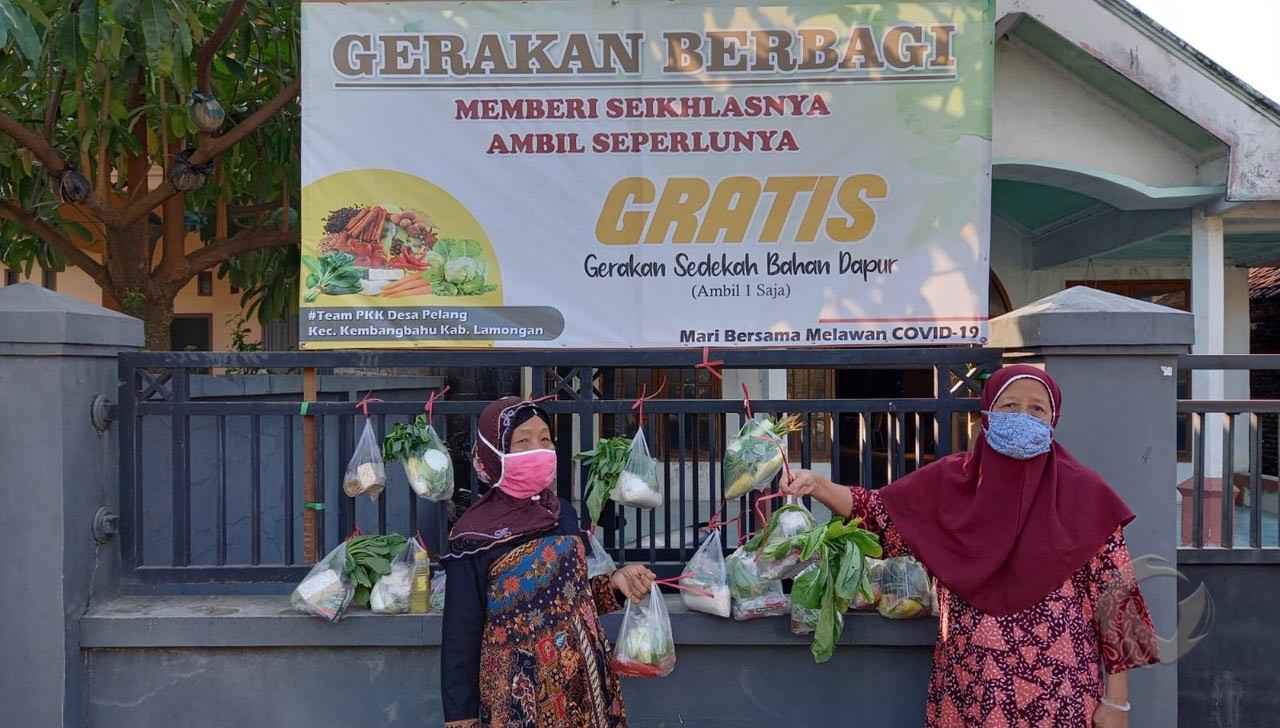 Saling Bantu di Masa Pandemi, Emak-emak di Lamongan Berbagi Kebutuhan Dapur
