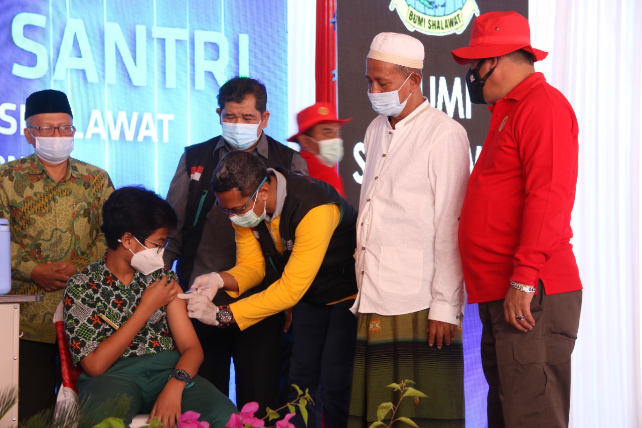 Bupati Gus Muhdlor Dampingi Forkopimda Jatim Tinjau Vaksinasi Massal di Ponpes Bumi Sholawat