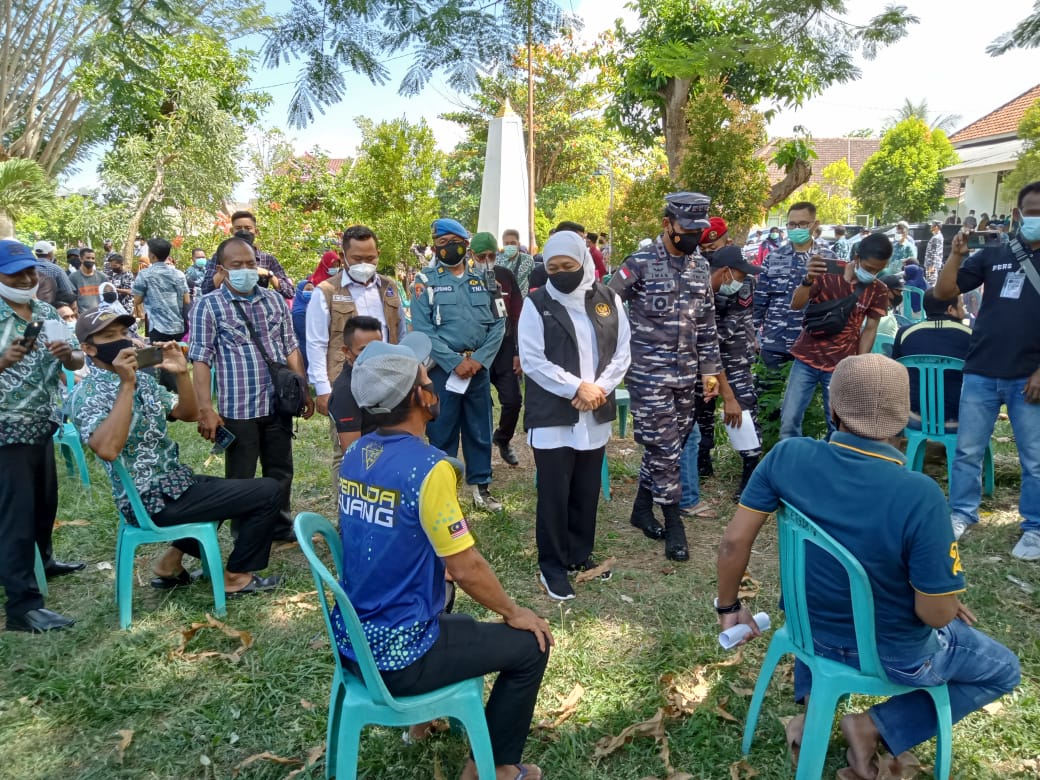 Bupati Gresik Dampingi Gubernur dan Pangkoarmada Tinjau Vaksinasi Warga Pulau Bawean