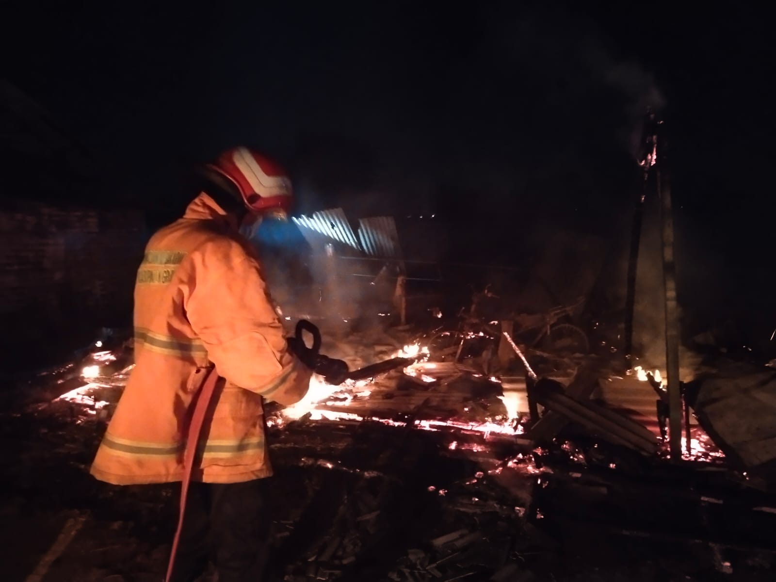 Diduga Konsleting Listrik Bengkel Las di Gresik Diamuk si Jago Merah
