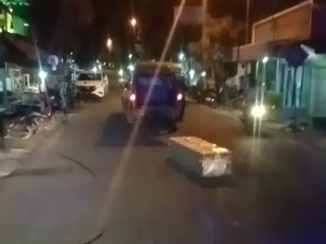 Viral, Peti Jenazah Covid-19 Terlempar dari Mobil Ambulan di Jalan Desa Sekapuk Gresik