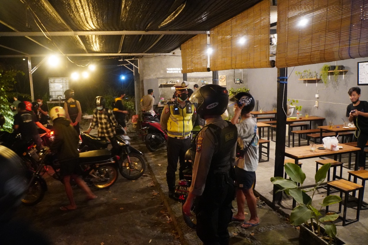 Satgas Prokes Gresik Datangi Warkop Kafe dan Resto Diimbau Layani Bungkus Selama PPKM Darurat