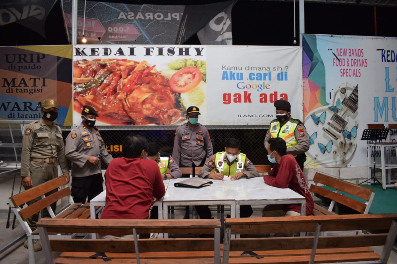 Asyik Nongkrong, Belasan Warga Sidoarjo Terjaring Operasi Yustisi PPKM Darurat