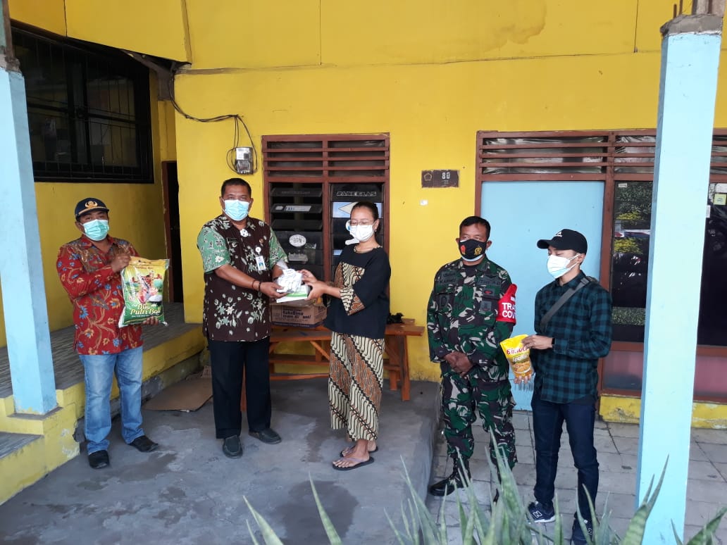 Pantau 66 Warganya Yang Isoman, Kecamatan Cerme Gresik Pasok Obat dan Vitamin