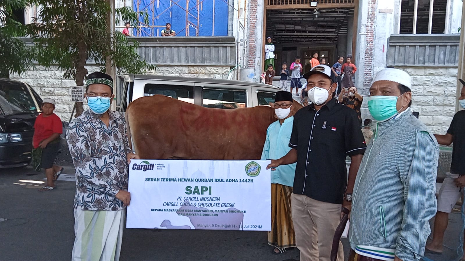 PT Cargill Indonesia - Cocoa & Chocolate Gresik Salurkan Kurban 3 Sapi dan 25 Kambing