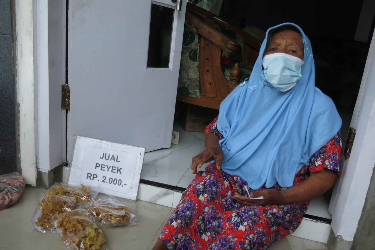 Satlantas Polresta Sidoarjo Bantu Nenek Umi , Penjual Peyek yang Mengeluh Sepi Pembeli
