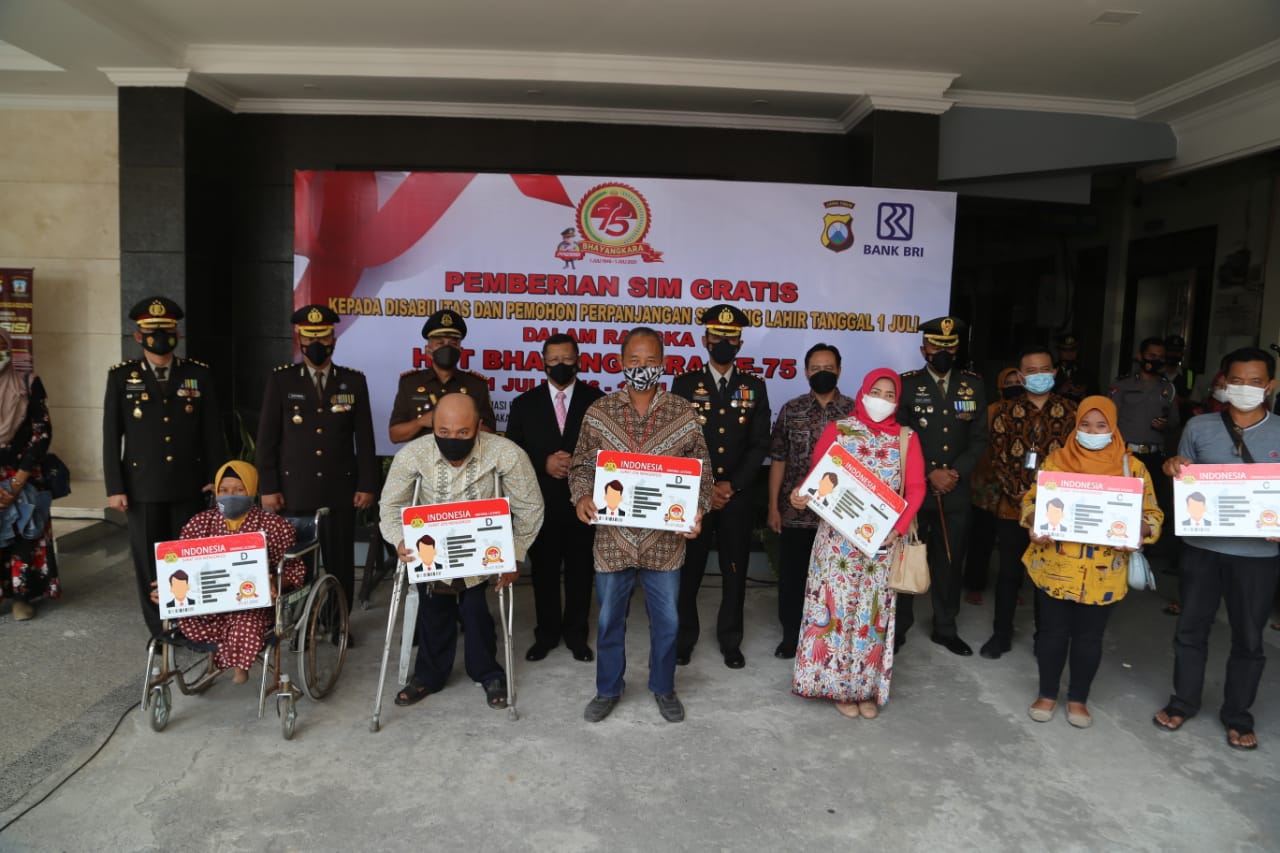 HUT Bhayangkara ke-75 Polres Tulungagung Berikan SIM Gratis Pada Penyandang Disabilitas dan Yang Lahir Pada 1 Juli