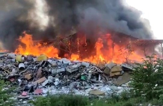 Gudang Rongsokan di Mojokerto Terbakar, 7 Mobil Damkar Diturunkan