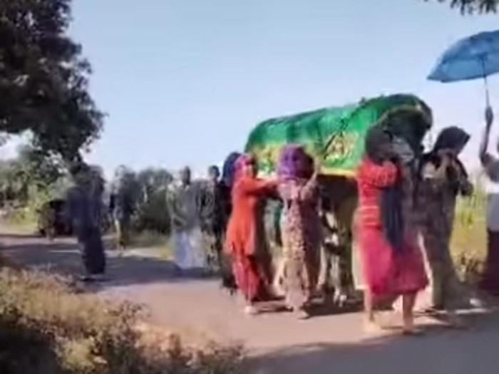 Cara Emak-emak di Pasuruan Usir Covid-19, Gotong Keranda Mayat Sampai ke Pemakaman