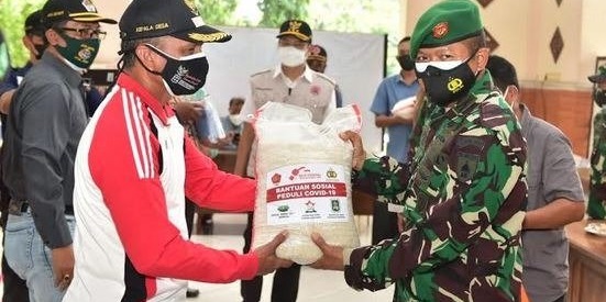 Bupati Yes Bersama Tiga Pilar Salurkan Bantuan Untuk Warga Yang Jalankan Isoman