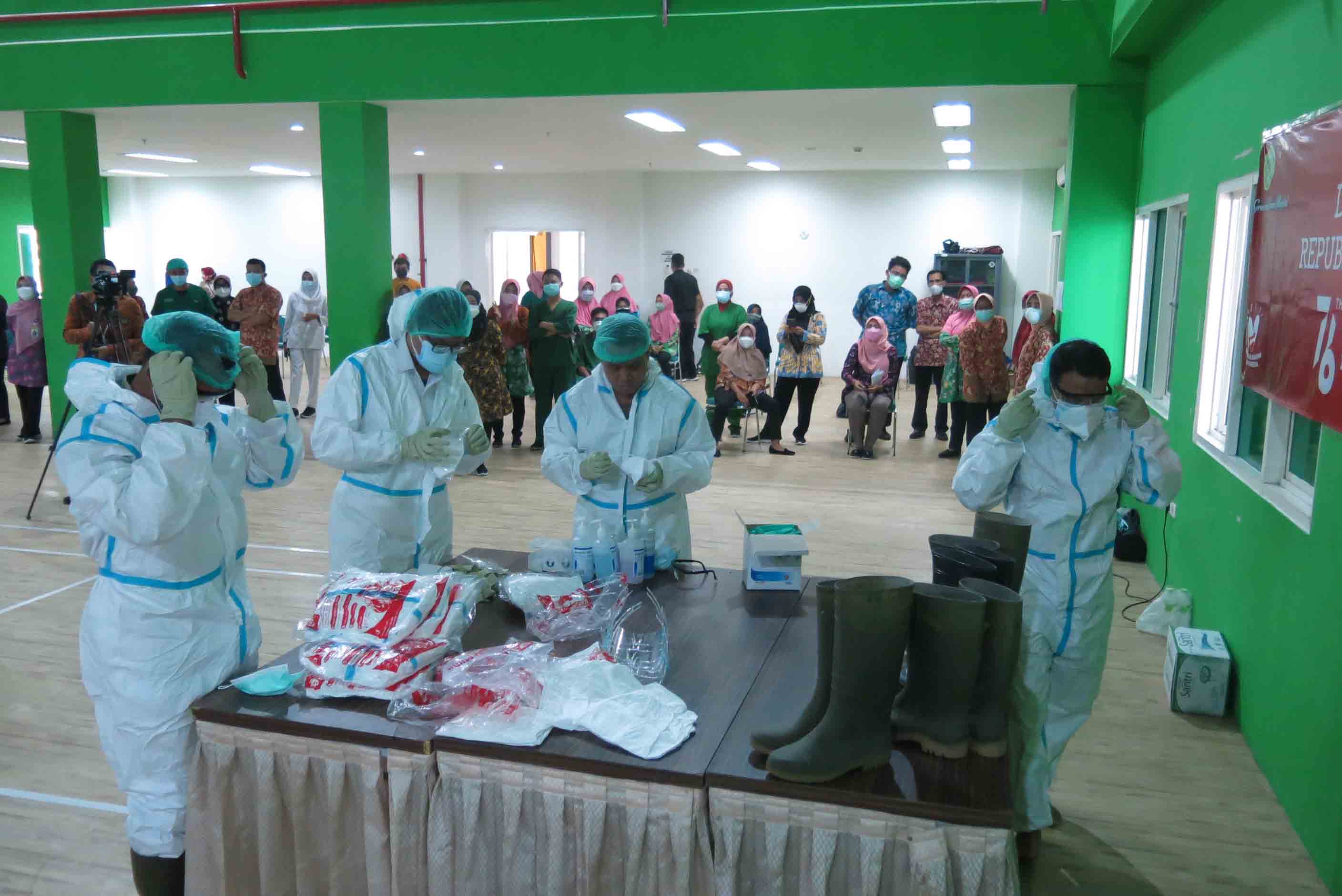 Karyawan RSI Siti Hajar Sidoarjo Adu Cepat Memakai APD, Ada Apa ?