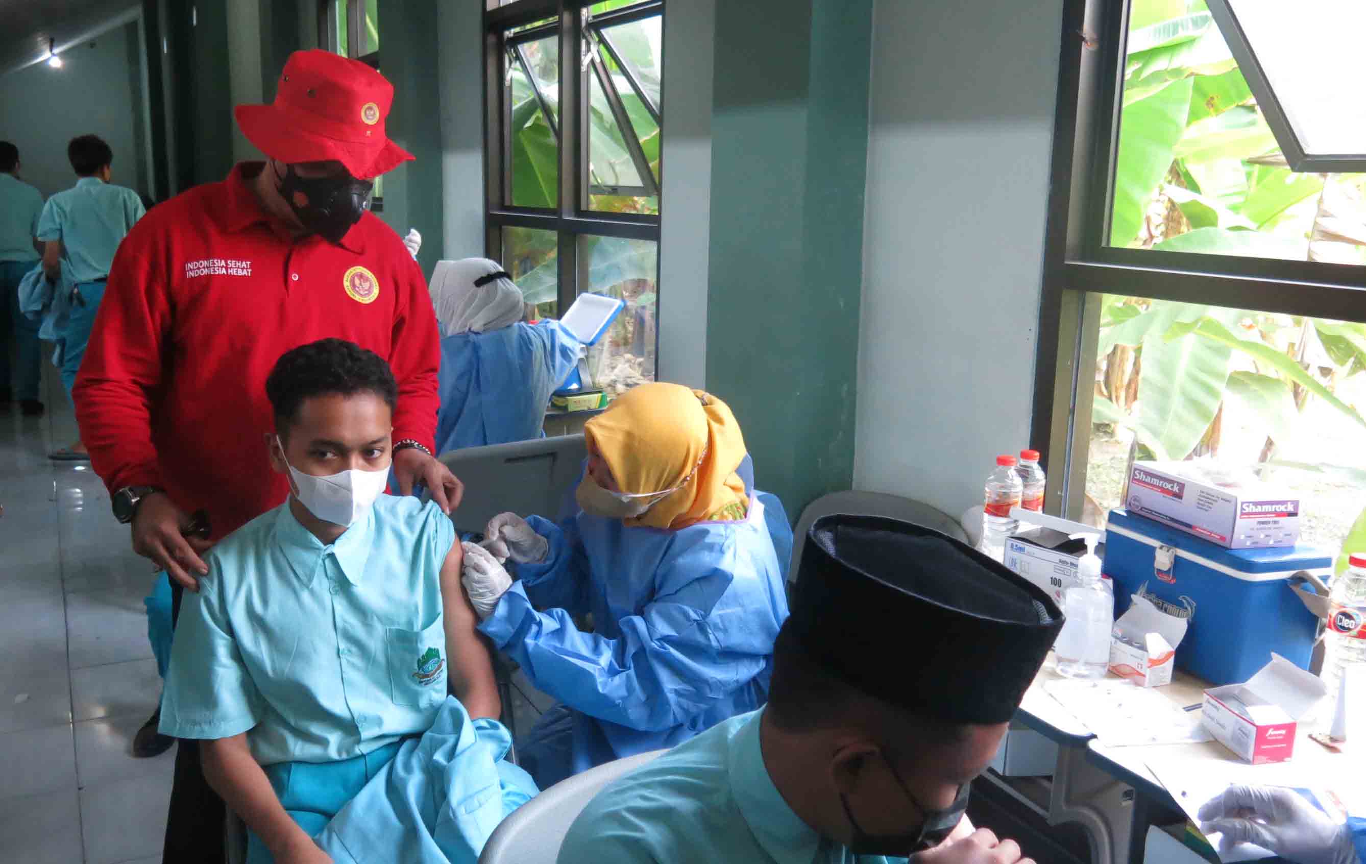 2.000 Santri Ponpes Bumi Sholawat Terima Vaksin dari BIN Jatim