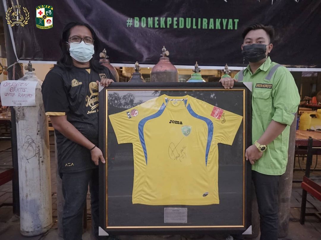 Lelang Jersey Legenda Persebaya Mat Halil Laku Rp 130 Juta, Dananya Untuk Bantu Warga Terdampak Pandemi