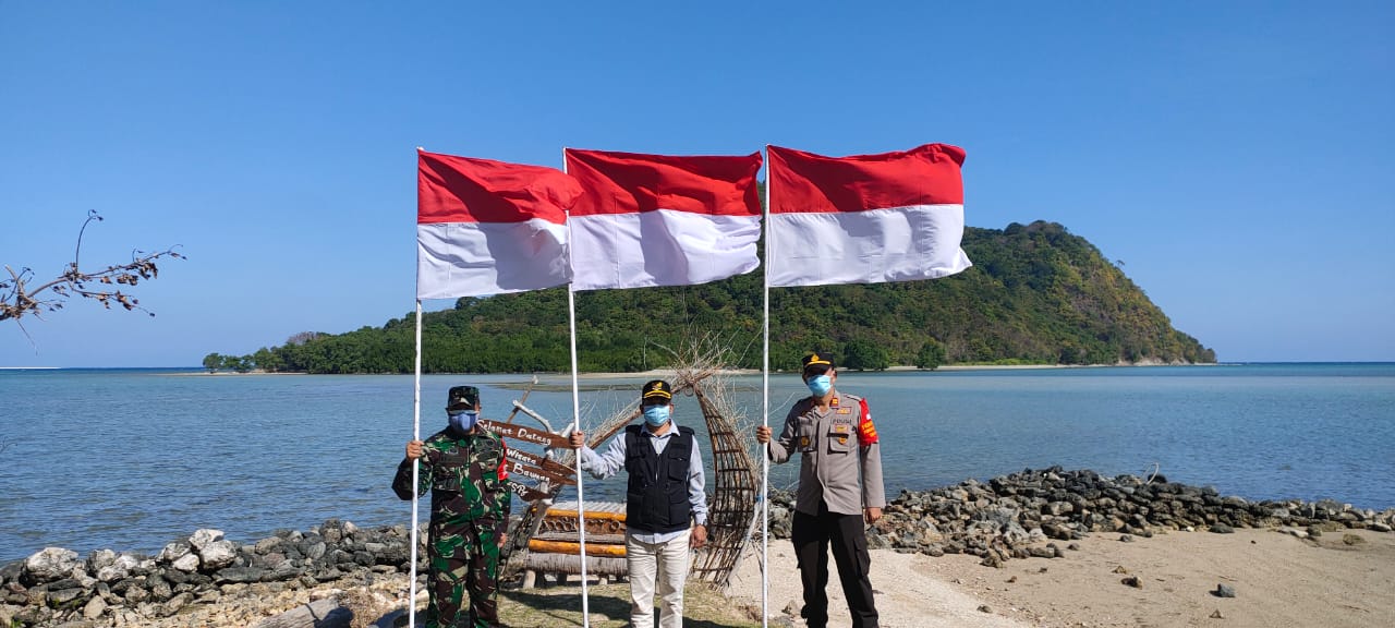 Peringatan Kemerdekaan RI, Mahasiswa dan Forkopimcam Sangkapura Bawean Kibarkan Bendera di Tempat Wisata