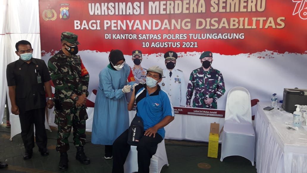 Puluhan Penyandang Disabilitas Jalani Vaksinasi di Satpas SIM Polres Tulungagung