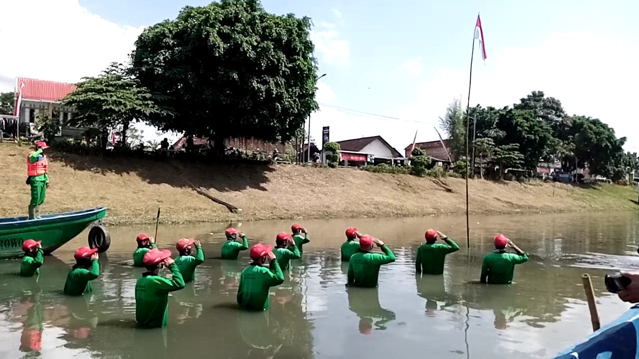Pasukan Kebersihan Kali Ngrowo, Gelar Upacara HUT di Kali