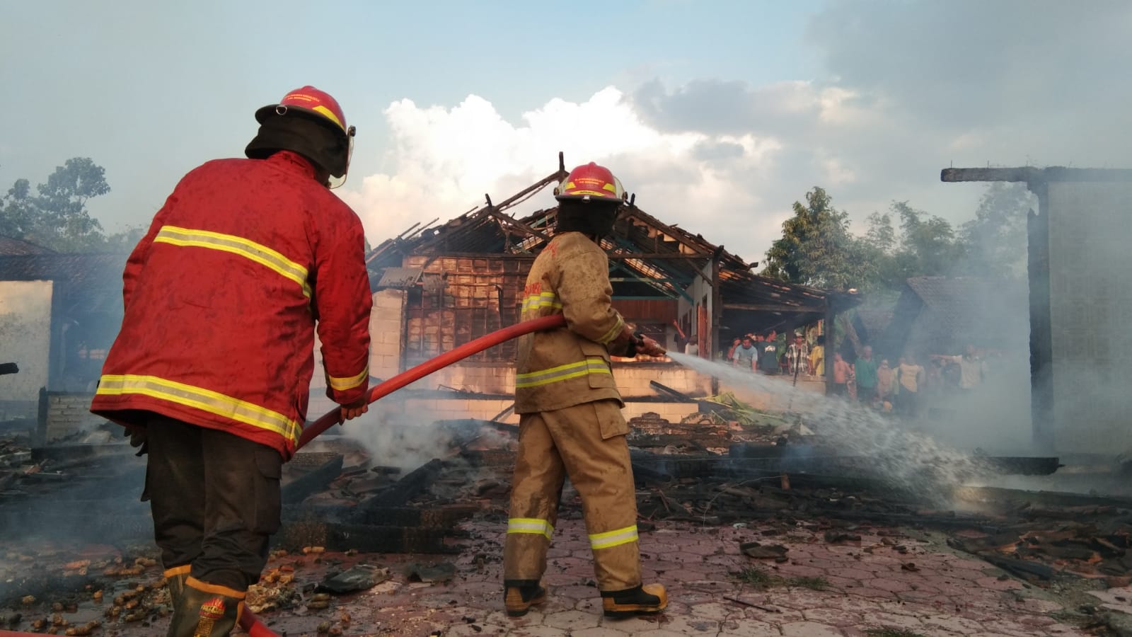 Si Jago Merah Kembali Mengamuk, 3 Rumah di Bojonegoro Jadi Sasaran, Kerugian Rp 625 Juta      