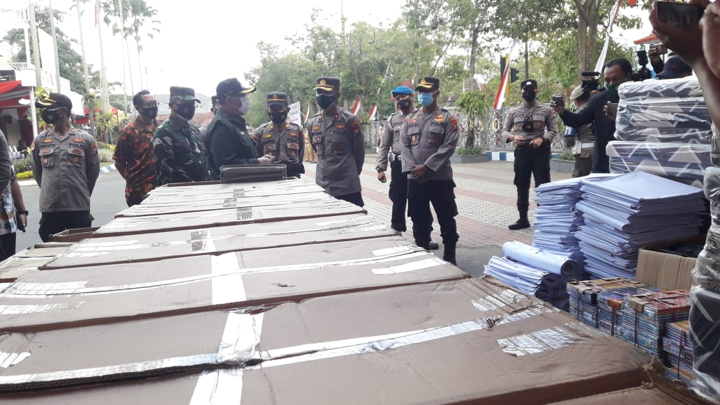 Tunjang Penanggulangan Covid-19, Polres Tulungagung Distribusi Perlengkapan untuk Kampung Tangguh