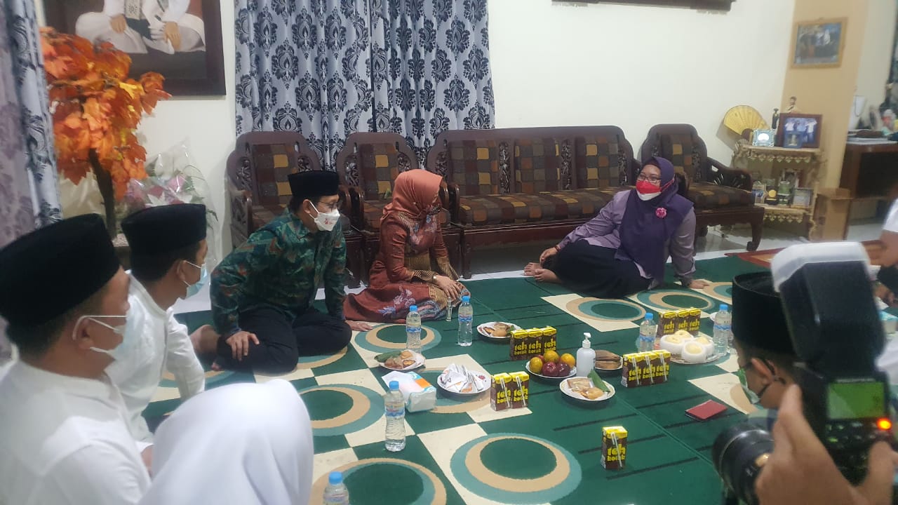Bersama Ketua PKB Gresik, Gus Halim Temui Bu Min di Bungah
