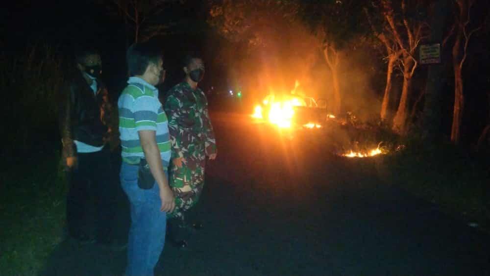 Saat Jalan-jalan Bersama Keluarga, Mobil Warga Tulungagung Terbakar Akibat Korsleting Listrik