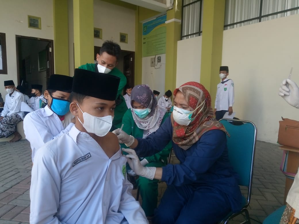 Para Santri di Tulungagung Mulai Disuntik Vaksin Covid-19