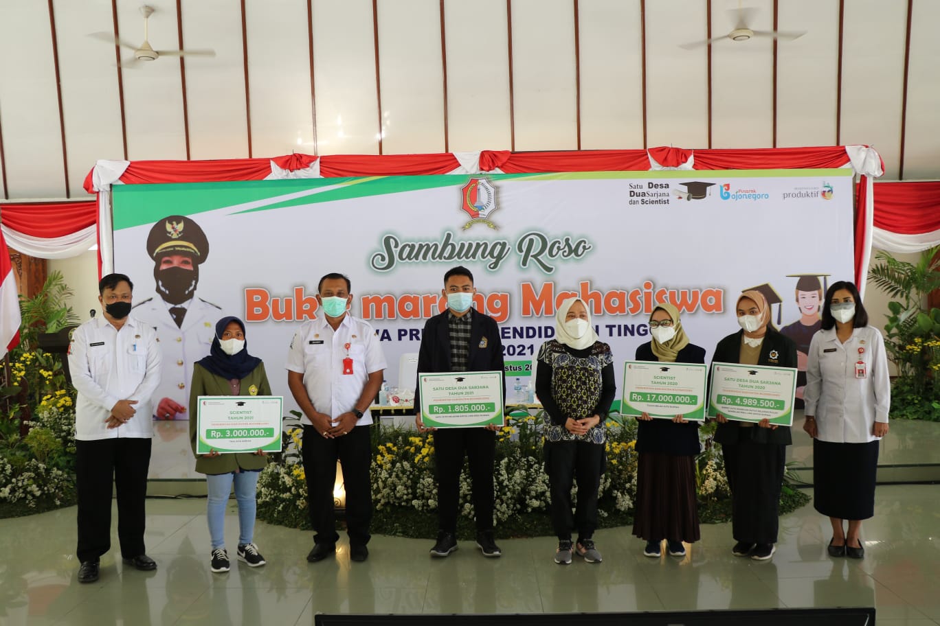 Sambung Roso Bu'e, Bupati Bojonegoro Menyerahkan Beasiswa Pendidikan Kepada 241 Mahasiswa