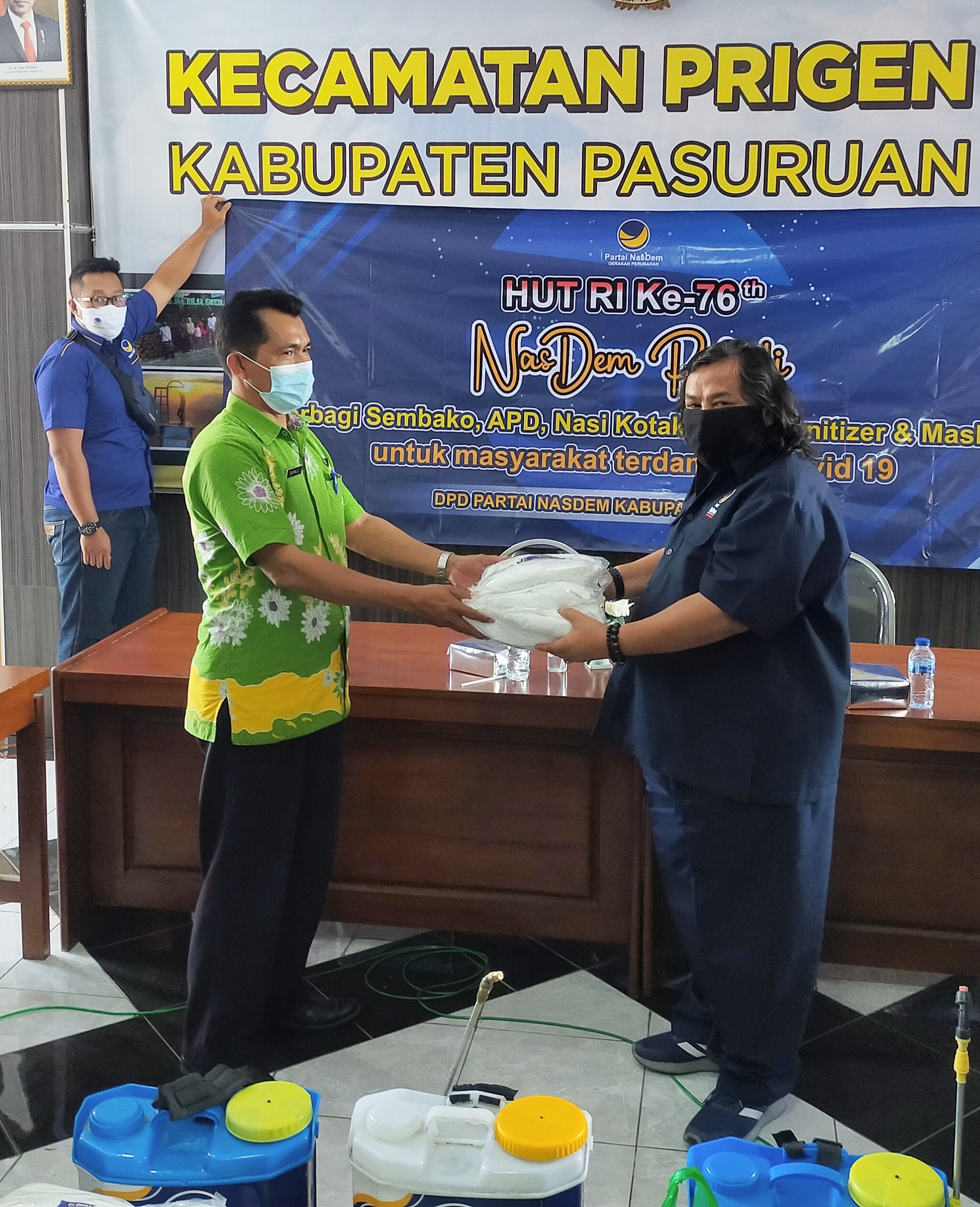 Partai Nasdem Pasuruan Bagi-bagi Makanan dan APD di Pusuruan