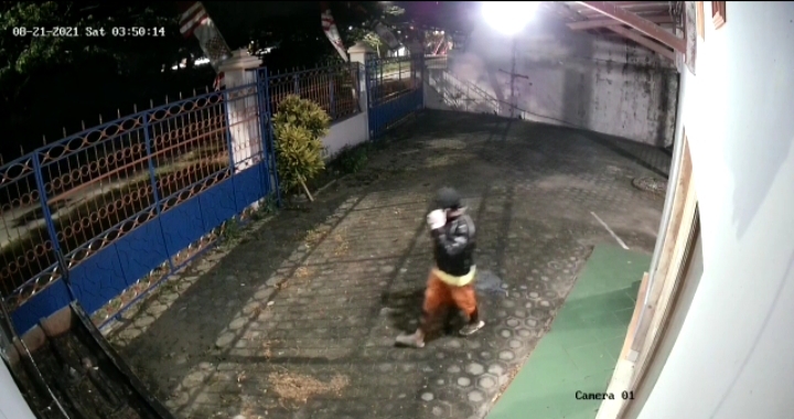 Satu Jam Obok-Obok Kantor JTV Bojonegoro, Maling ini Hanya Bawa Tabung LPG dan Kompor Saja