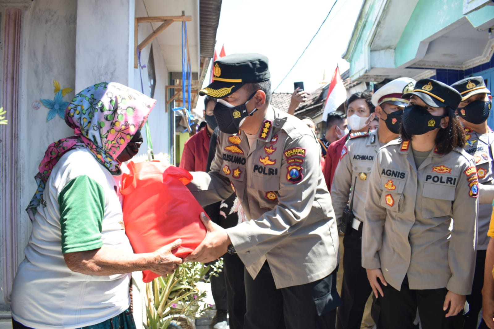 Kapolresta Sidoarjo Bagikan Sembako dan Bendera kepada Nelayan