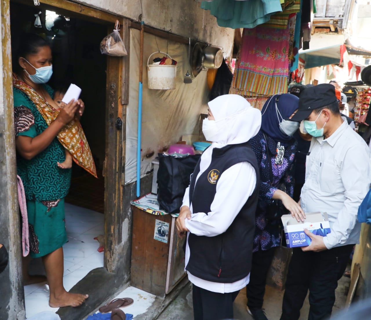 Khofifah Sisir Para Unregistered People di Gang Kelinci Joyoboyo, Bagikan 250 Paket Sembako