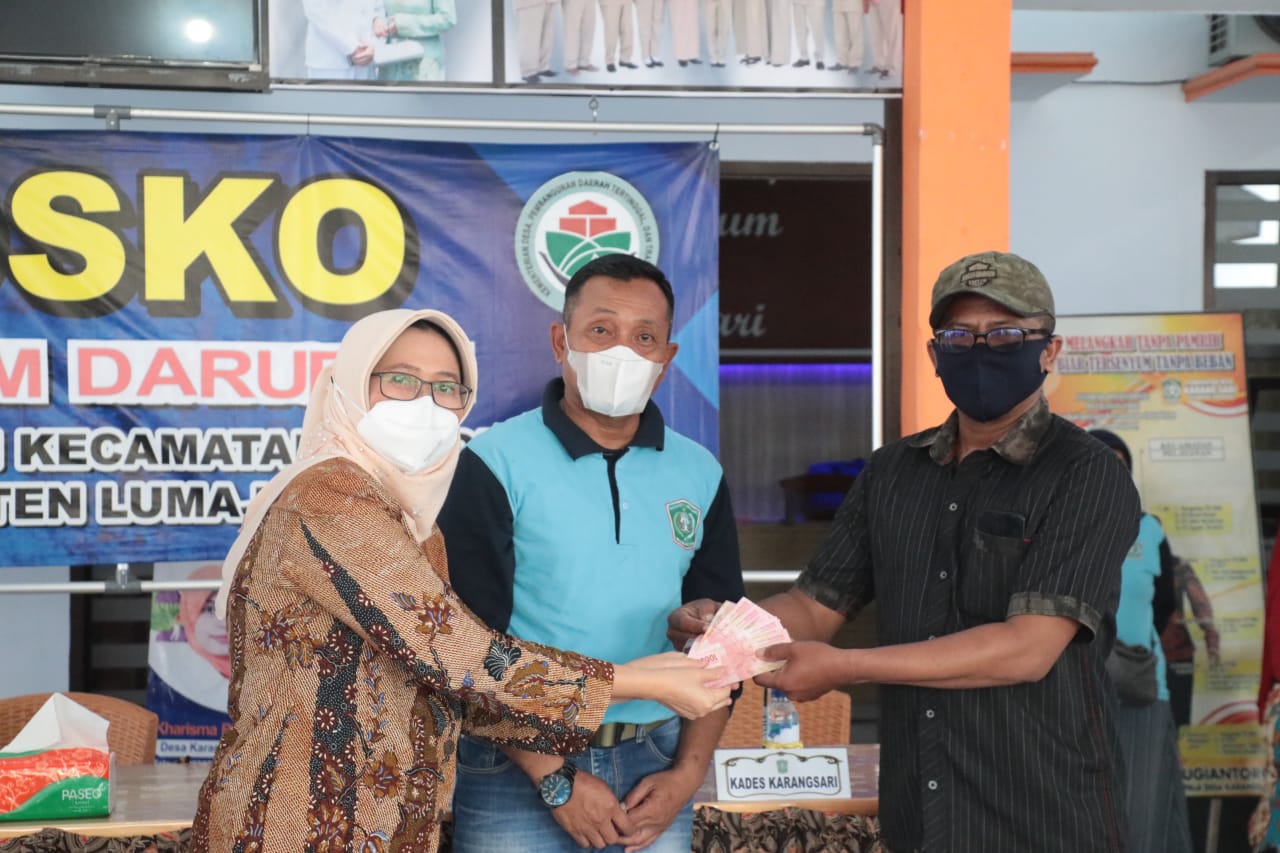 Wakil Bupati Lumajang, Indah Amperawati Serahkan Bantuan Sosial Tunai