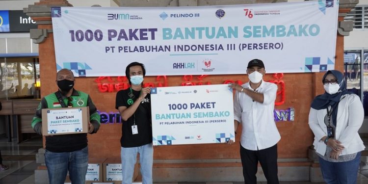 Pelindo III Bagikan Seribu Paket Sembako untuk Sopir Angkot & Ojol