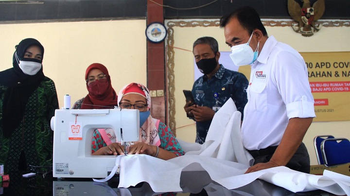 Cara SIG Dorong Peningkatan Ekonomi Keluarga di Masa Pandemi, Libatkan Ibu Rumah Tangga Jahit Ribuan Baju Hazmat