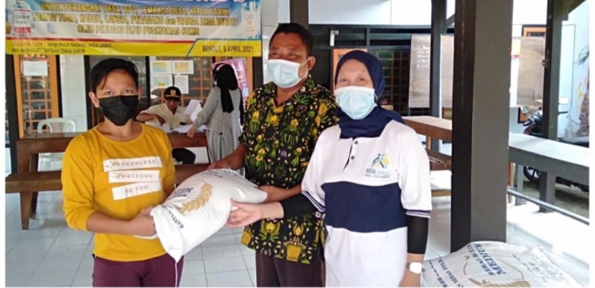 TKSK Ditugasi Dinas Sosial Kabupaten Jombang Salurkan Bansos