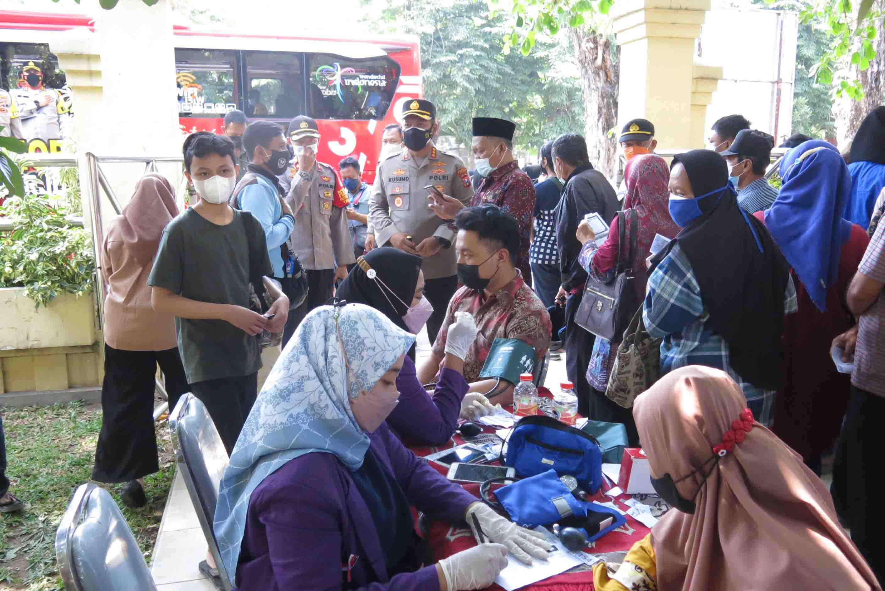 Genjot Vaksinasi, Polresta Sidoarjo Terjunkan Gerai Bus Vaksin di Masjid Agung