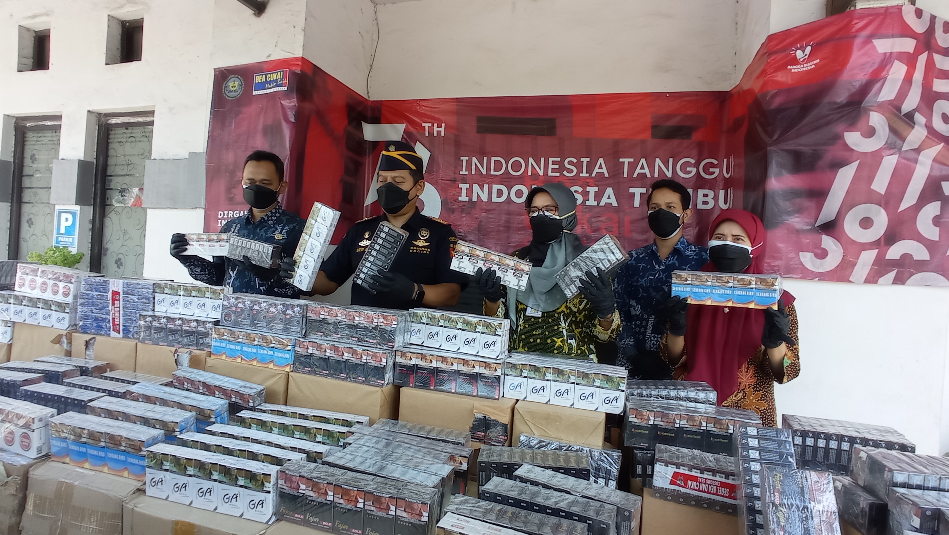 Jualan Rokok Ilegal Online, Dua Warga Lamongan Dibekuk Bea Cukai Gresik