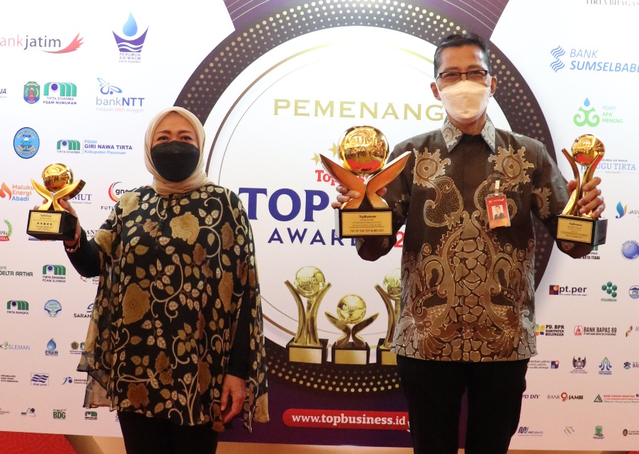 Bank Jatim dan Pemprov Borong Penghargaan di Ajang TOP BUMD Award 2021