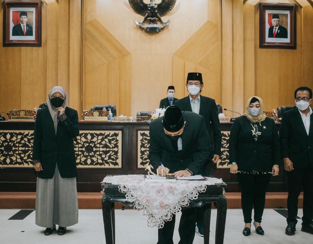 APBD-P Surabaya Rp 8,9 Triliun Disahkan, Ada Seragam Pelajar Gratis hingga Insentif Nakes